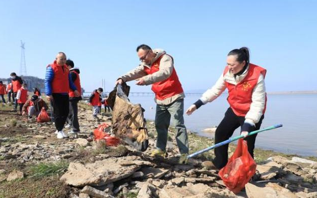 尊罗宾香烟怎么样？口感对比与性价比解析